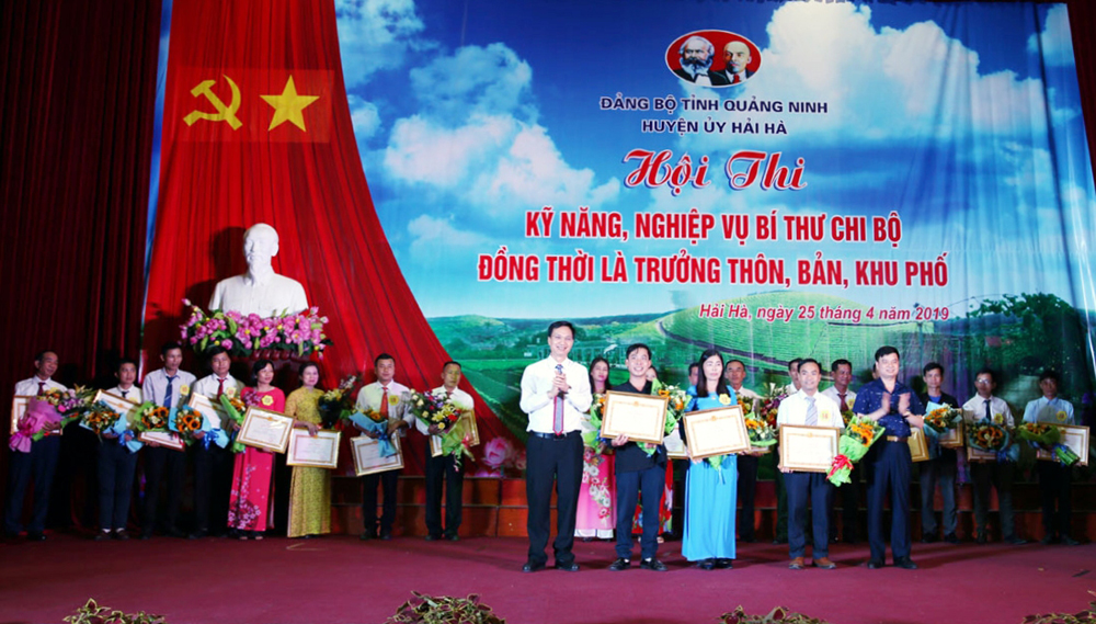Lãnh đạo huyện Hải Hà trao giải cho các thí sinh đạt giải tại hội thi kỹ năng, nghiệp vụ Bí thư chi bộ đồng thời là trưởng thôn, bản khu phố năm 2019.