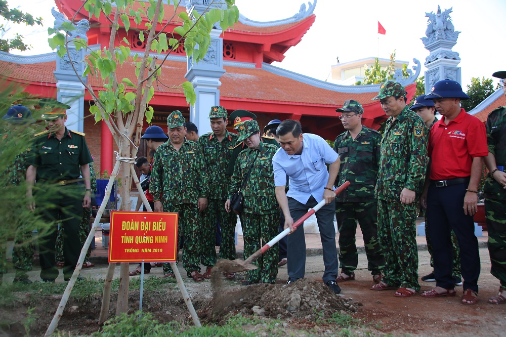Đoàn công tác tỉnh Quảng Ninh trồng cây trên đảo Trường Sa.