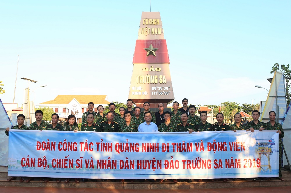 Đoàn công tác tỉnh Quảng Ninh chụp hình lưu niệm tại thị trấn Trường Sa.