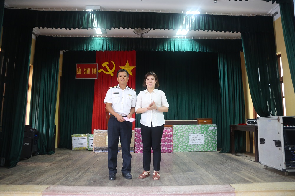 Đồng chí Bùi Thị Bính, Phó Chủ tịch thường trực Thành ủy Cẩm Phả tặng quà cho chiến sĩ đồng hương tại đảo Sinh Tồn.