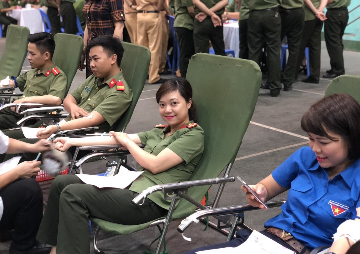 Thượng úy Vũ Thị Mai Liên tích cực tham gia hiến máu tình nguyện.