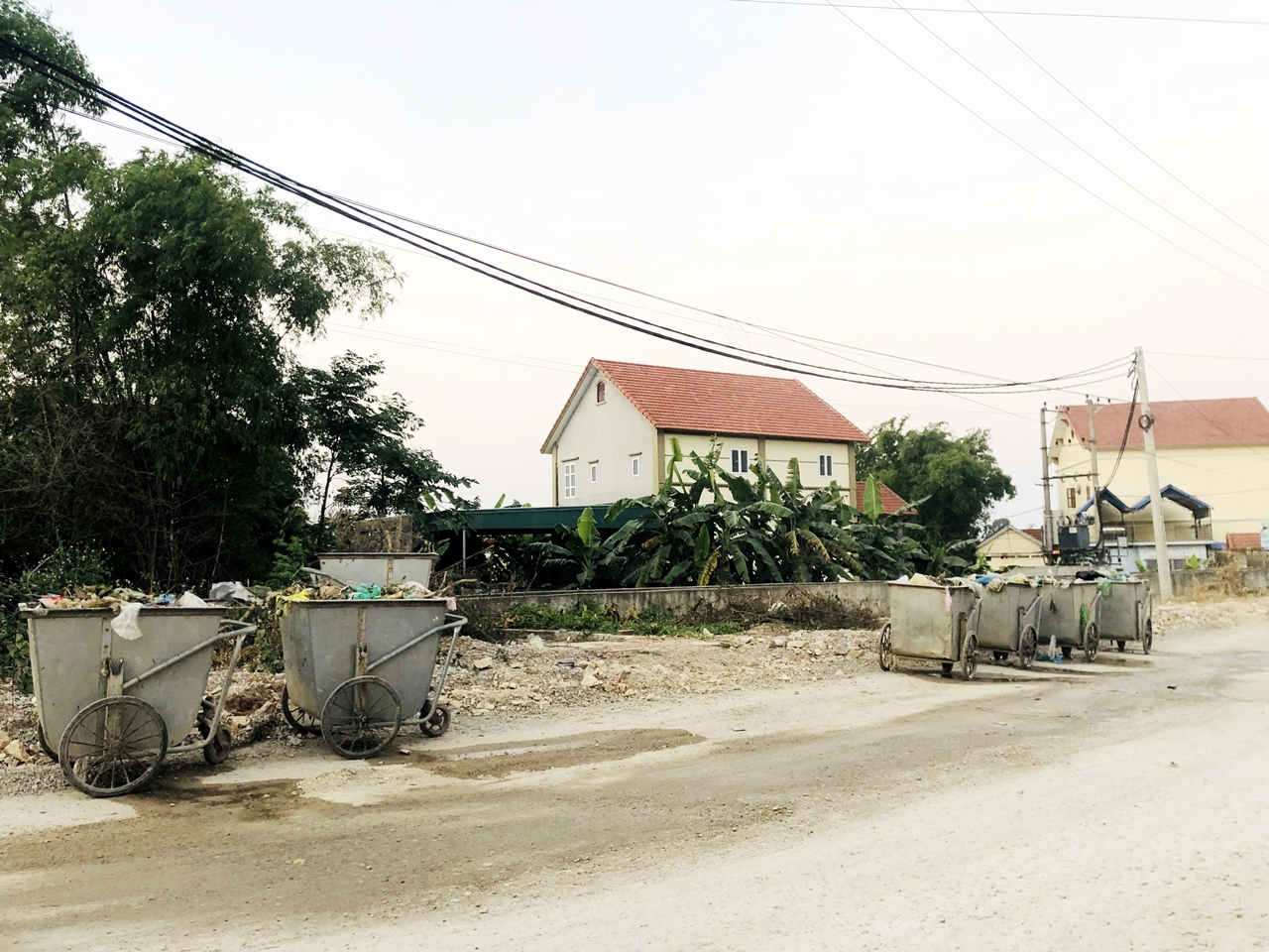 Rác thải tại xã Tiền An không còn hiện tượng đổ xuống vệ đường như những năm trước.