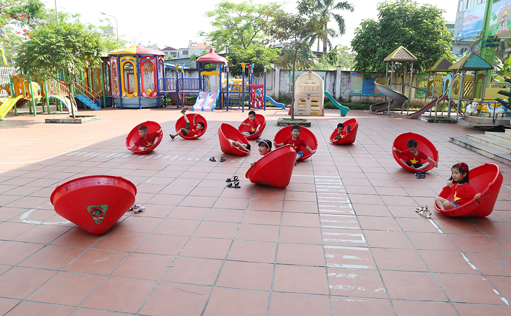 Trẻ Trường Mầm non Cao Xanh, TP Hạ Long chơi thiết bị đồ chơi vận động.