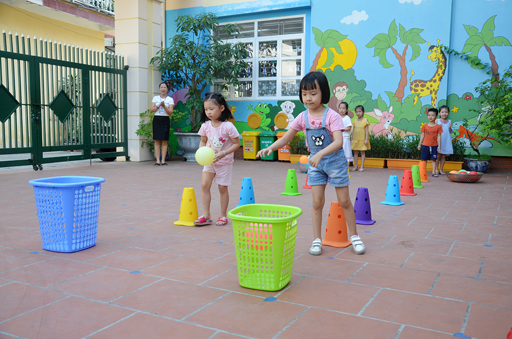 Trẻ 5 tuổi Trường Mầm non Hồng Hải vận động với bóng.