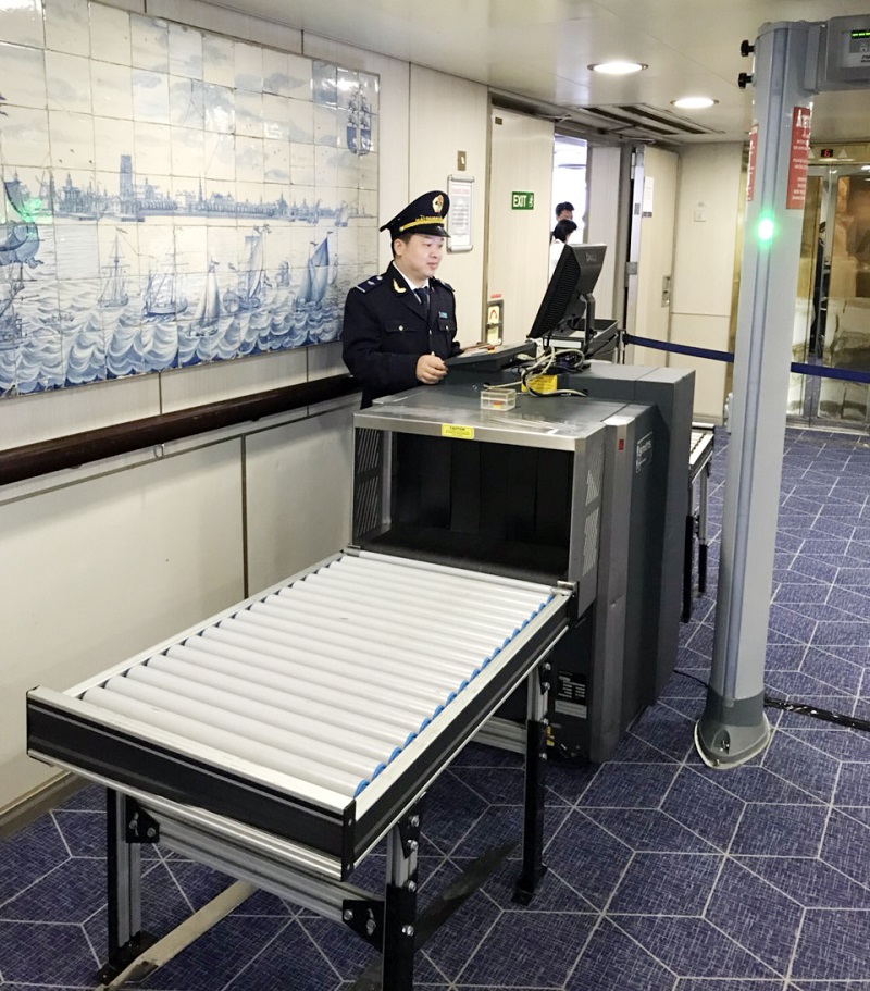 Kiểm tra, giám sát hành lý của hành khách XNC trên tàu khách tại Cảng khách Quốc tế Hòn Gai.