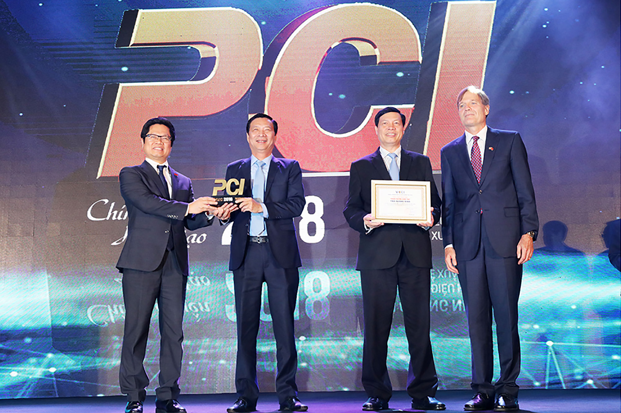Lãnh đạo tỉnh Quảng Ninh nhận cúp quán quân PCI 2018, là tỉnh có chất lượng điều hành kinh tế xuất sắc (ảnh Đỗ Phương)