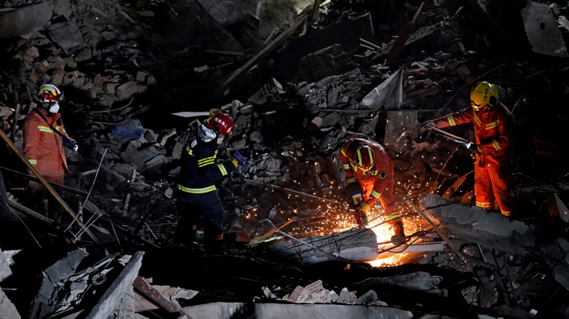 Chính quyền thành phố Thượng Hải, Trung Quốc cho biết, đến nay đã có 10 người thiệt mạng sau vụ sập nhà máy đang thi công ở thành phố này. Ảnh: Reuters