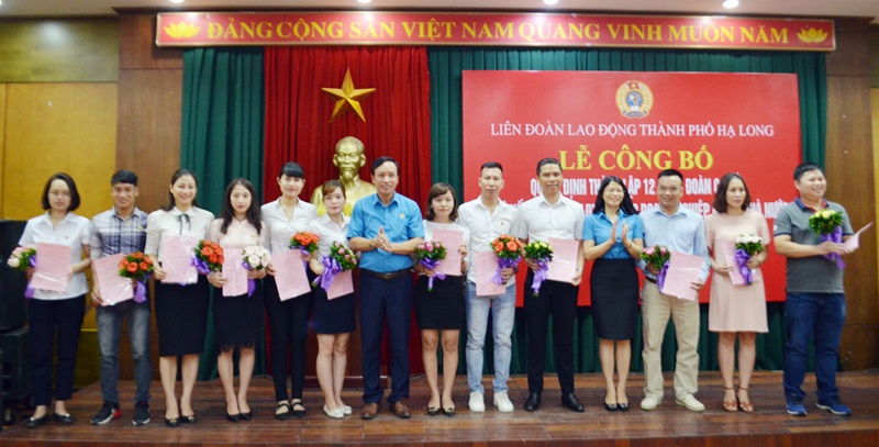 Lãnh đạo LĐLĐ tỉnh và LĐLĐ TP Hạ Long trao Quyết định và tặng hoa chúc mừng CĐCS được thành lập.