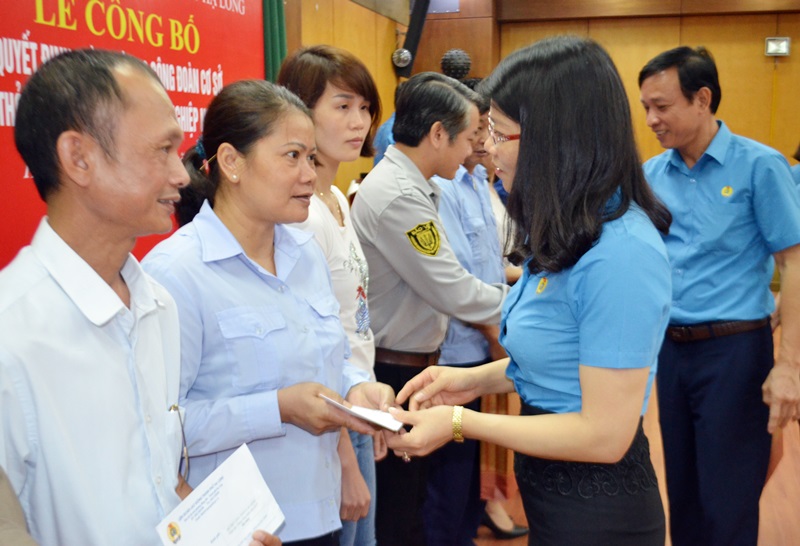 Lãnh đạo LĐLĐ tỉnh LĐLĐ TP Hạ Long trao hỗ trợ cho 20 CNLĐ có hoàn cảnh khó khăn nhân dịp tháng công nhân năm 2019.