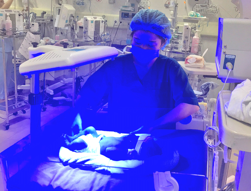 Điều trị cho trẻ sơ sinh bị vàng da tại Bệnh viện Sản nhi Quảng Ninh.