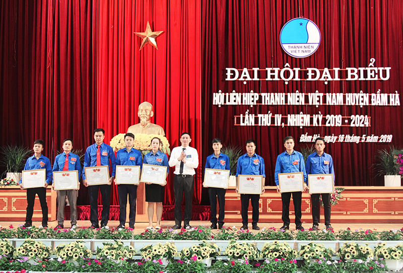 Đồng chí Lê Hùng Sơn, Chủ tịch Hội LHTN Việt Nam tỉnh Quảng Ninh, khen thưởng cho các tập thể, cá nhân có thành tích xuất sắc trong công tác Hội.