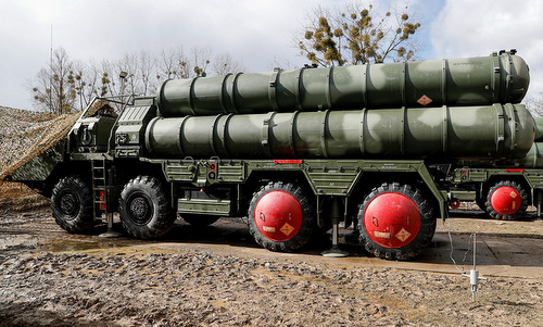 Xe phóng đạn thuộc tổ hợp S-400 Nga. Ảnh: TASS.