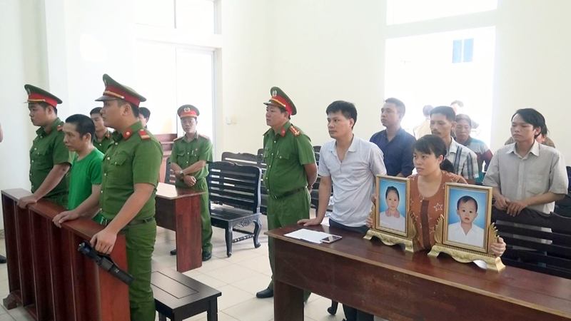 Bị cáo Nguyễn Thái Dương (áo xanh bên trái) tại phiên tòa.