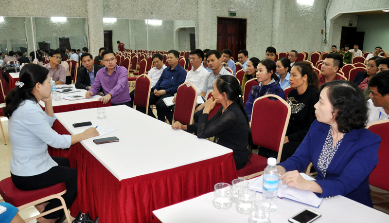 Đồng chí Đỗ Thị Lan, Ủy viên BTV Tỉnh ủy, Trưởng Đoàn ĐBQH tỉnh Quảng Ninh tiếp nhận đơn, thư phản ánh của cử trị TP Cẩm Phả