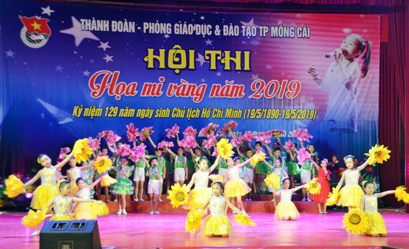 Hội thi Họa mi vàng với nhiều tiết mục ca múa đặc sắc.