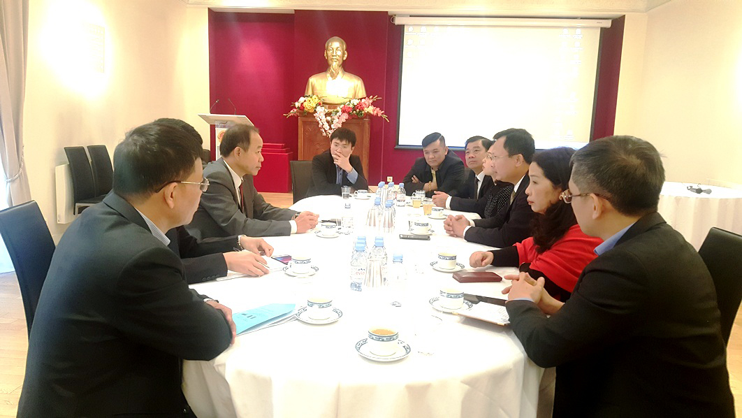 Đoàn công tác của tỉnh Quảng Ninh làm việc tại Đại sứ quán Việt Nam tại Pháp.