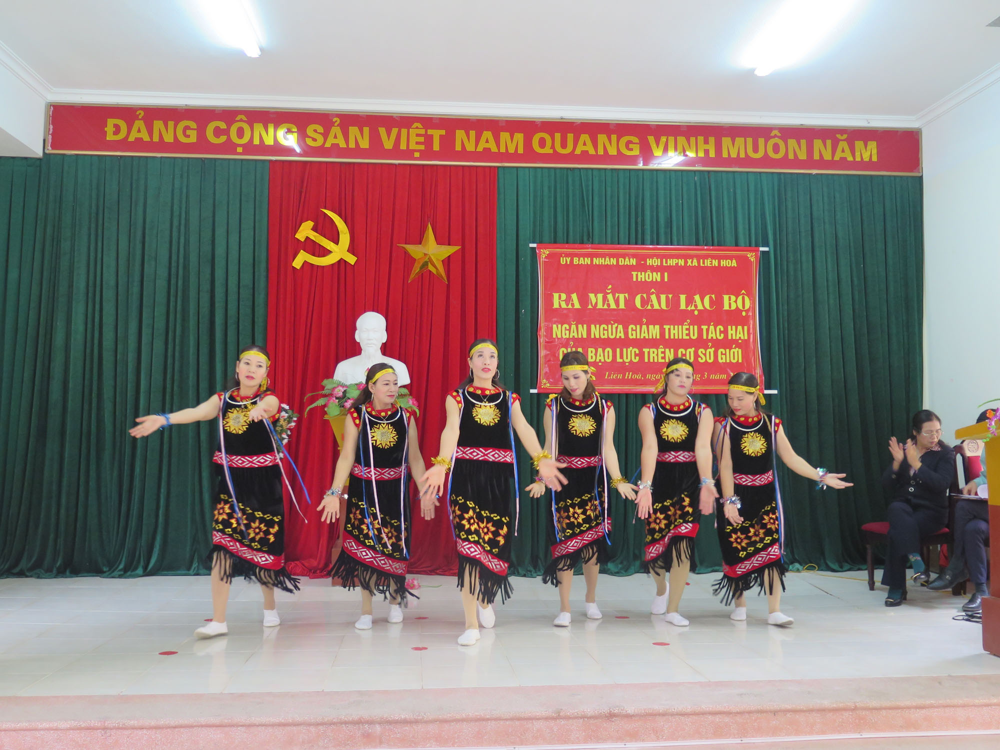 Hội viên Hội Phụ nữ xã Liên Hòa, TX Quảng Yên, biểu diễn văn nghệ trong lễ ra mắt CLB  Ngăn ngừa giảm thiểu tác động của bạo lực trên cơ sở giới. Ảnh do Hội LHPN xã Liên Hòa cung cấp