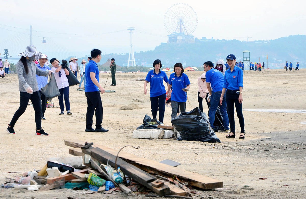 Lực lượng ĐVTN ra quân dọn dẹp vệ sinh môi trường khu vực Bãi Cháy, góp phần xây dựng hình ảnh đẹp cho du lịch Quảng Ninh.