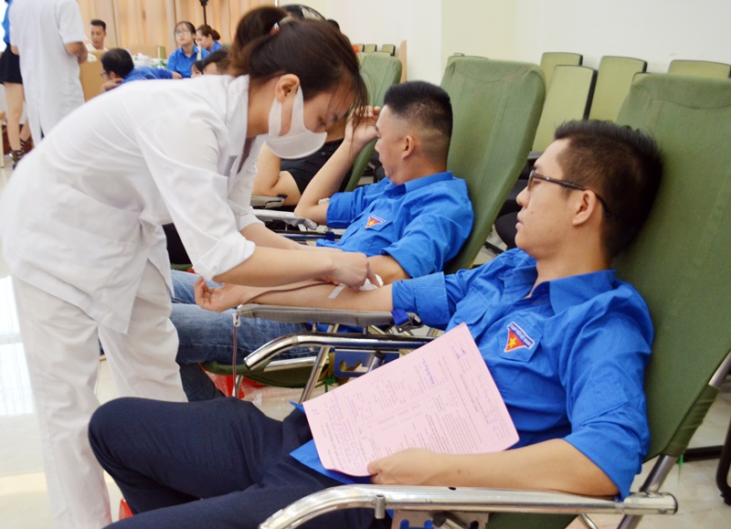 Đoàn viên thanh niên Công ty CP Nước sạch Quảng Ninh tham gia hiến máu tình nguyện.