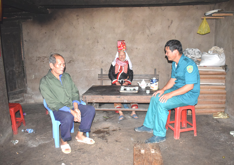 Anh Triệu Văn Long (bên phải) trong buổi vận động người dân cùng đồng lòng xây dựng đời sống văn hóa khu dân cư