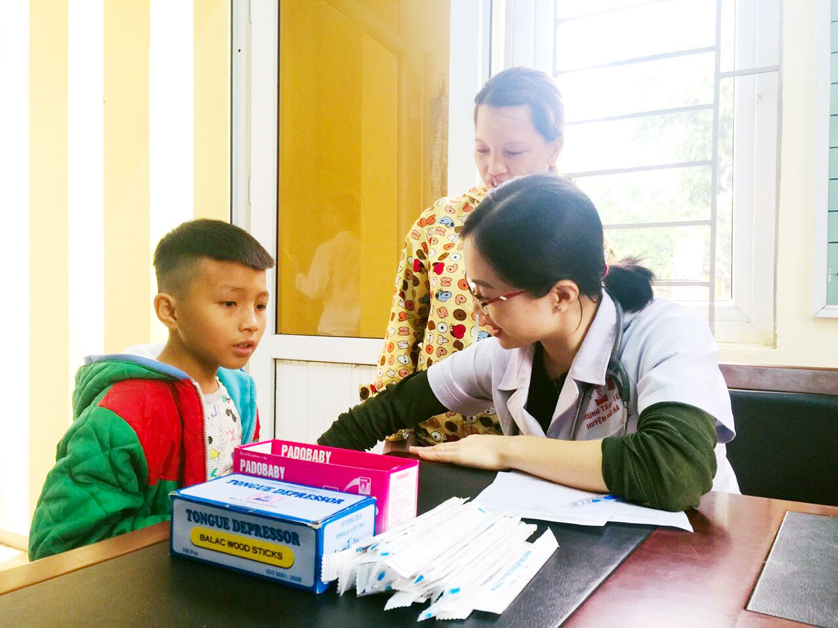 Hoạt động khám sức khỏe miễn phí cho trẻ em xã Quảng Phong của Chi đoàn Trung tâm Y tế huyện Hải Hà.
