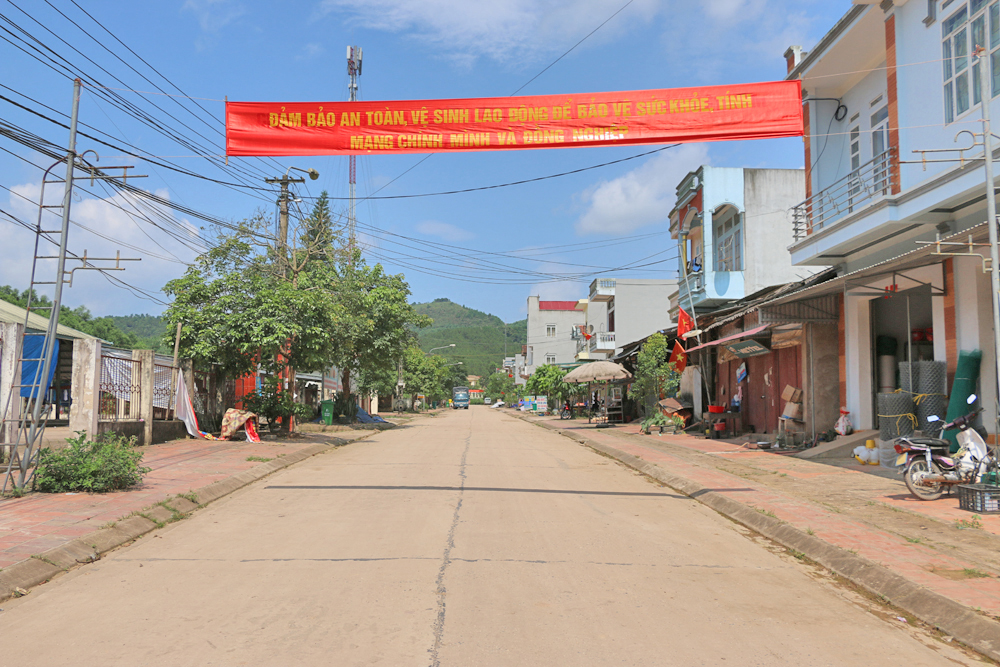 Diện mạo mới ở tuyến đường trung tâm xã Lương Mông.