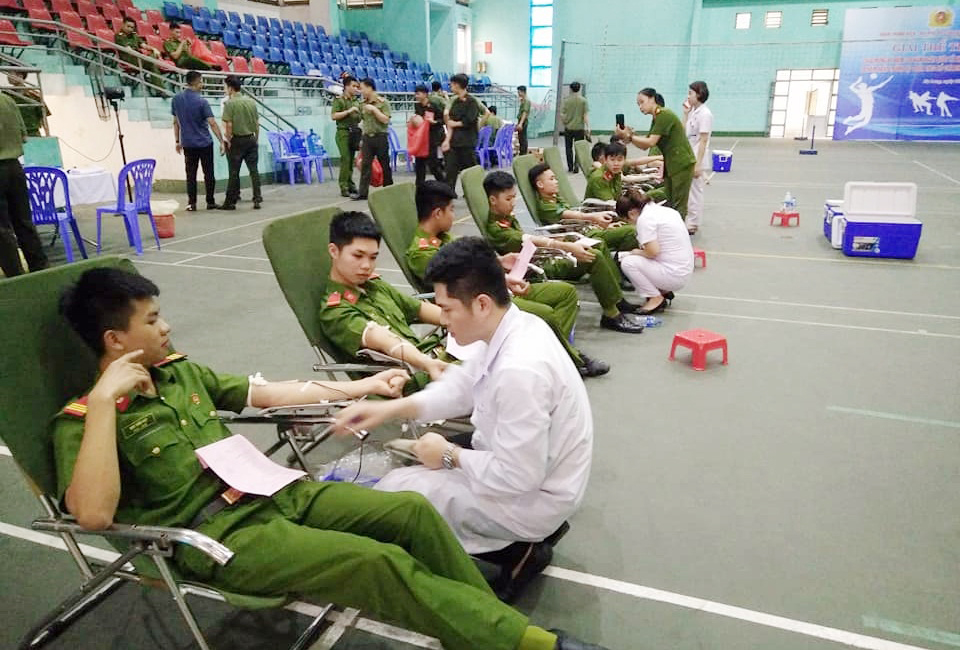 Đông đảo cán bộ chiến sĩ, đoàn viên thanh niên Công an tỉnh tham gia hiến máu tình nguyện.