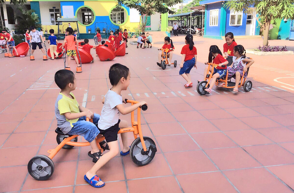 Trẻ 5 tuổi Trường Mầm non Cao Xanh (TP Hạ Long) vận động ngoài sân trường.