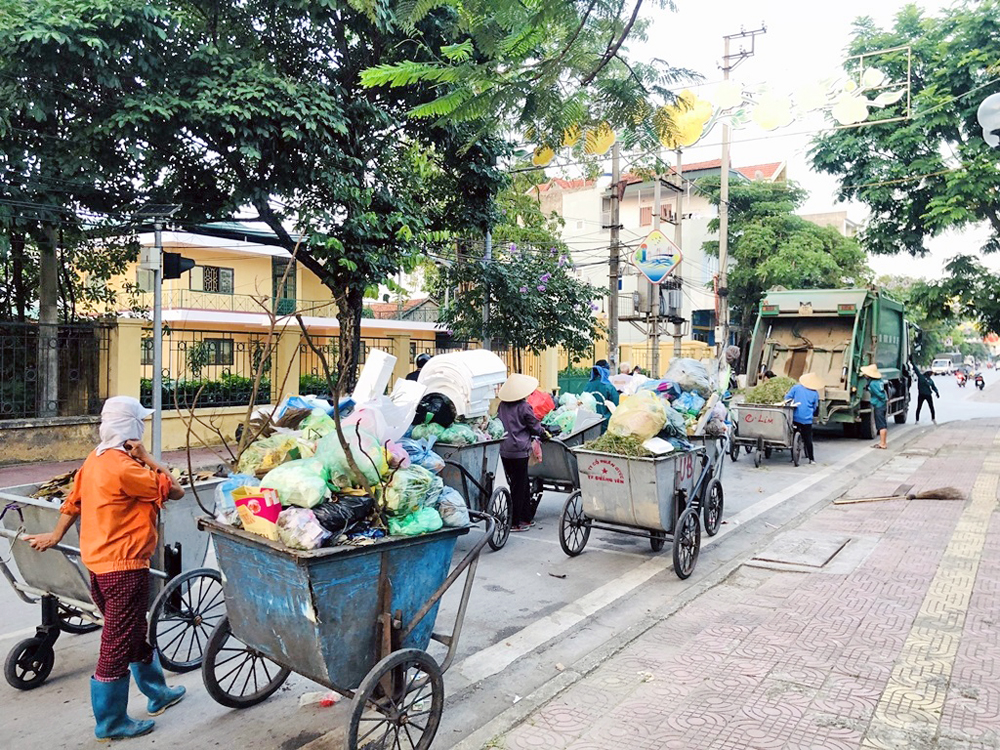 Công ty CP Công chính Quảng Yên thực hiện thu gom, vận chuyển rác thải 2 lần/ngày tại địa bàn phường Quảng Yên.