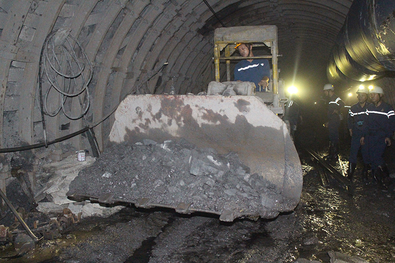 Ở mức -300 m thợ mỏ Công ty CP than Hà Lầm đang ra sức thi đua lao động sản xuất.