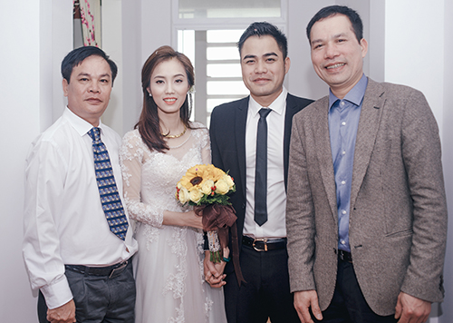 Vợ chồng Trọng Hùng (giữa) và người thân trong ngày cưới.