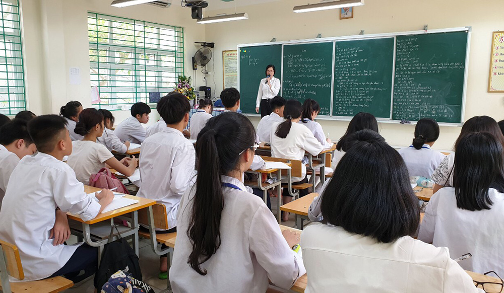 Học sinh lớp 9B, Trường THCS Nguyễn Văn Thuộc, TP Hạ Long ôn luyện cho kỳ thi tuyển sinh lớp 10.