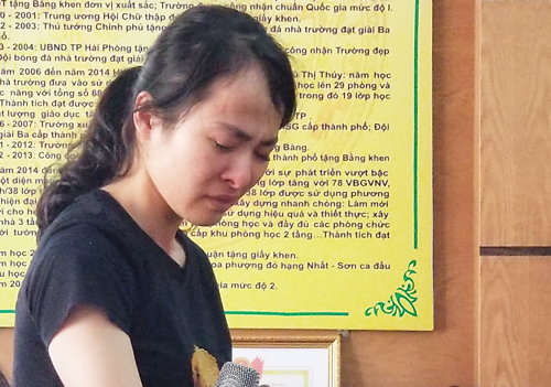 Cô giáo Nguyễn Thị Thu Trang khóc xin lỗi trong buổi làm việc với lãnh đạo TP Hải Phòng chiều 16/5. Ảnh: Giang Chinh