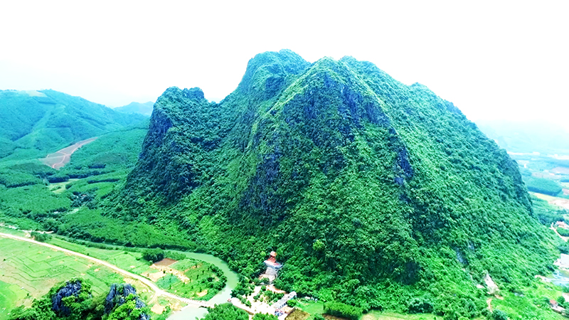 Núi Mằn (xã Thống Nhất), di tích được xếp hạng cấp Quốc gia của Hoành Bồ. Ảnh nguồn UBND huyện Hoành Bồ