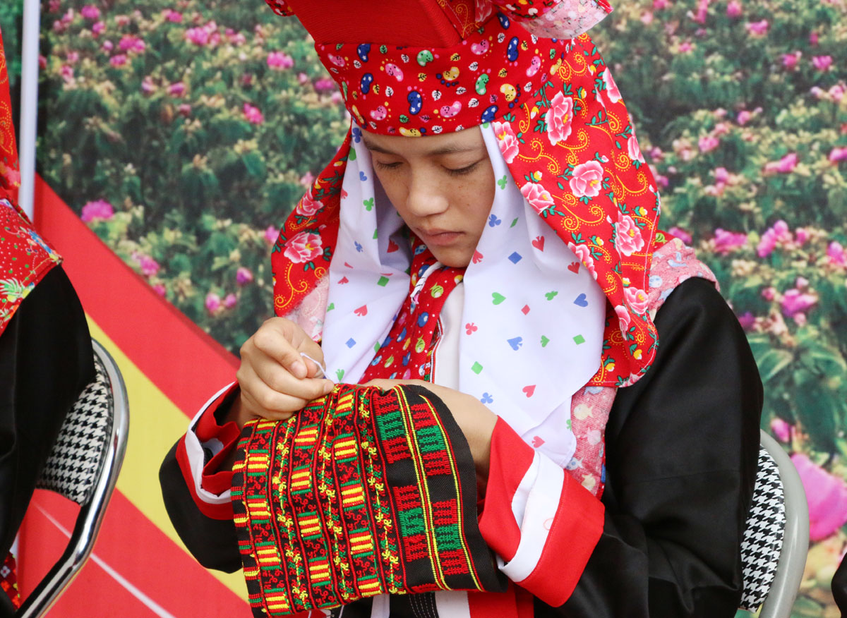 Cô gái người Dao thể hiện sự khéo léo trong màn trình diễn thêu tay trang phục truyền thống.