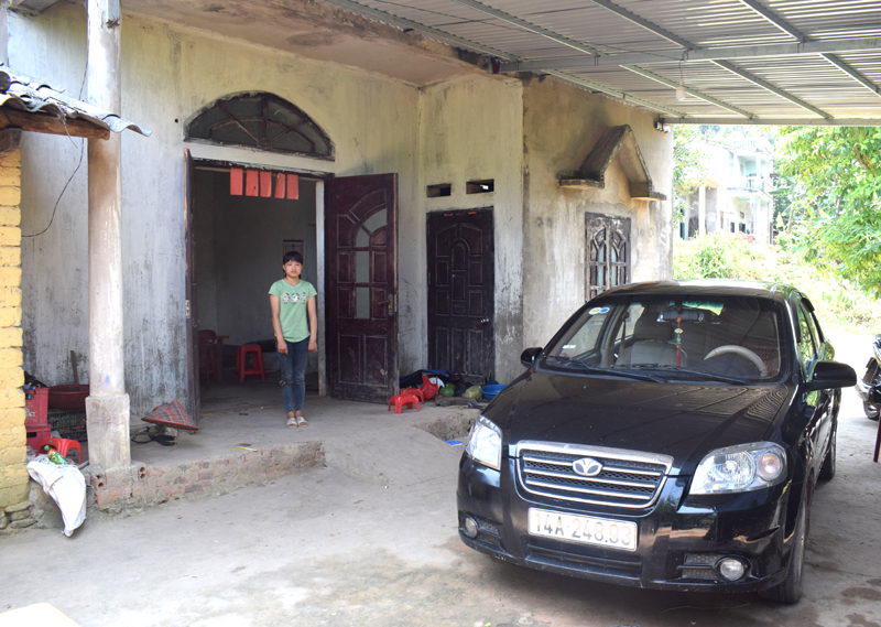 Gia đình anh Chíu Chăn Voỏng, thôn Nà Cam là 1 trong 3 hộ trong thôn mua xe hơi để làm phương tiện đi lại