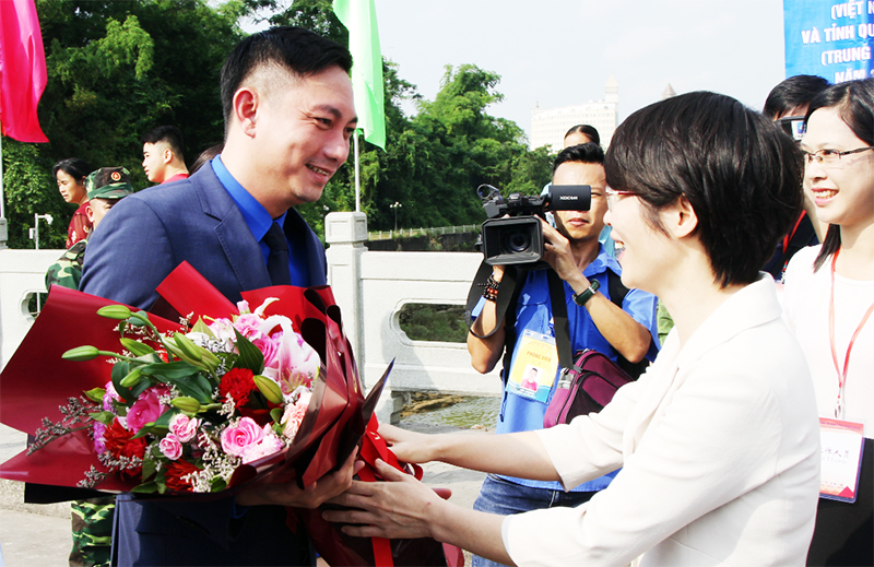 Lãnh đạo Khu Đoàn Quảng Tây (Trung Quốc ) tặng hoa chào đón đoàn đại biểu thanh niên Việt Nam.