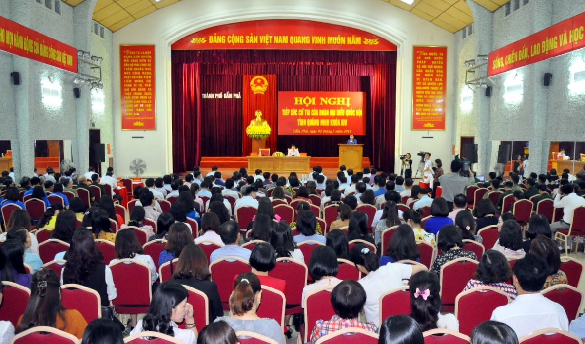 Đông đảo cử tri thành phố Cẩm Phả tới dự buổi tiếp xúc cử tri của Đoàn ĐBQH tỉnh Quảng Ninh tổ chức trước kỳ họp thứ 7, Quốc hội khóa XIV.