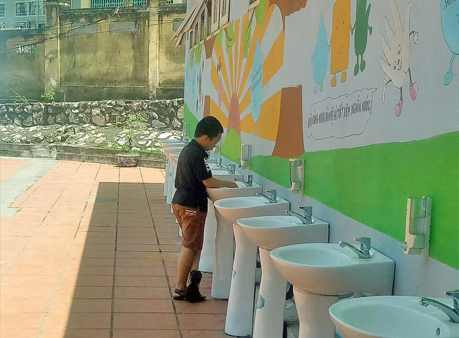 mặc dù diện tích của trường không rộng rãi, nhưng Trường Tiểu học Quang Trung, TP Hạ Long đã cố gắng cải tạo hệ thống nhà vệ sinh gắn với các bồn rửa tay sạch đẹp.