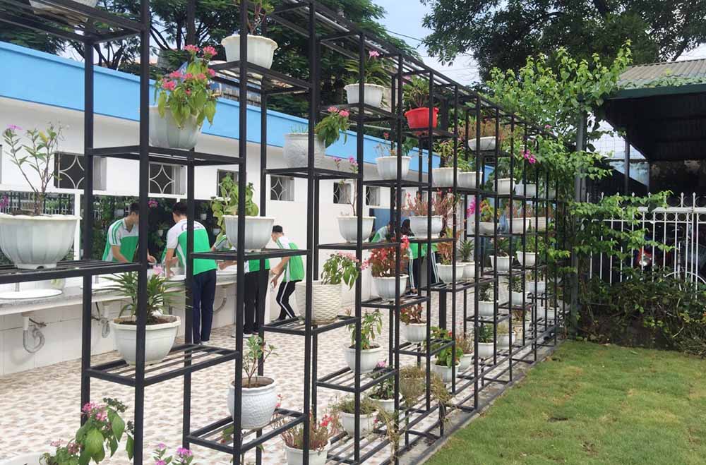 Nhà vệ sinh của Trường THPT Hoàng Quốc Việt, TX Đông Triều được đầu tư cải tạo với thiết bị hiện đại, quảng cảnh sạch đẹp, thân thiện với môi trường.