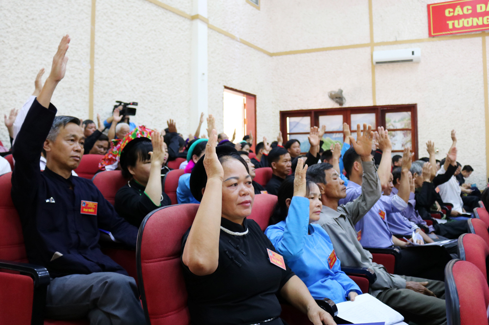 Các đại biểu nhất trí bầu đoàn đại biểu đi dự Đại hội Đại biểu các dân tộc thiểu số tỉnh Quảng Ninh