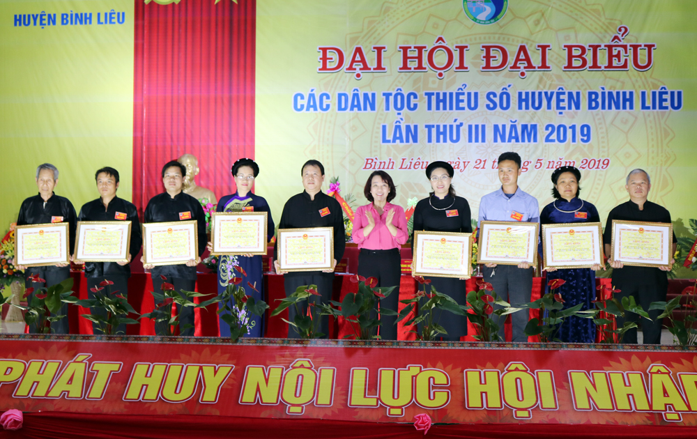 Phó Chủ tịch UBND tỉnh Vũ Thị Thu Thủy tặng bằng khen của Chủ tịch UBND tỉnh cho các tập thể, cá nhân có thành tích xuất sắc trong công tác dân tộc huyện Bình Liêu