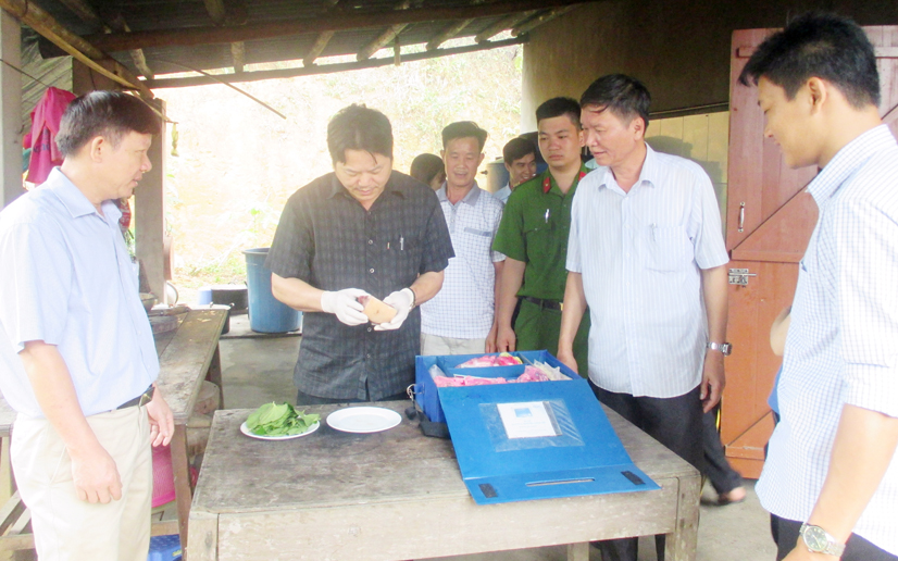 Lực lượng chức năng của huyện lấy mẫu kiểm tra an toàn thực phẩm tại một quán ăn. Ảnh: Thanh Sơn (CTV).