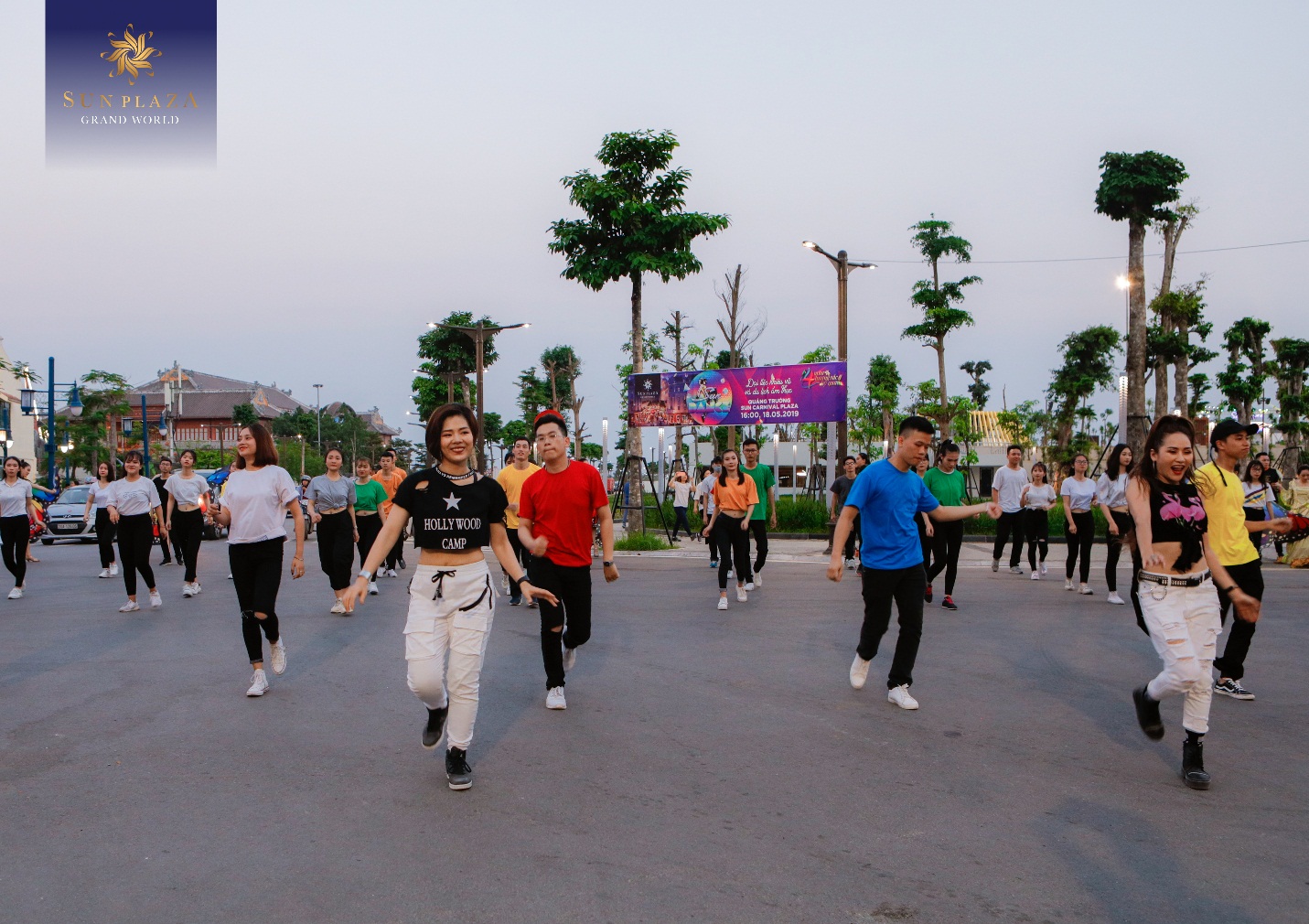Quy tụ hơn 100 dancers trong các tiết mục nhảy flashmob quanh khu vực Sun World Halong Complex và Sun Plaza Grand World.