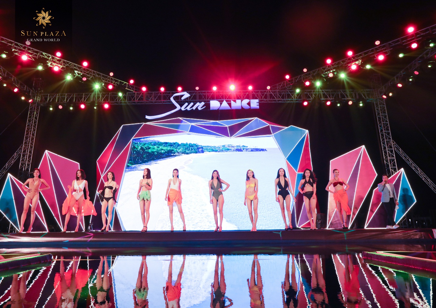 Đêm Sun Dance mở màn với bikini show “sun on the Sea”. Tiết mục thu hút vạn ánh nhìn dõi theo bước chân của những người đẹp nóng bỏng.