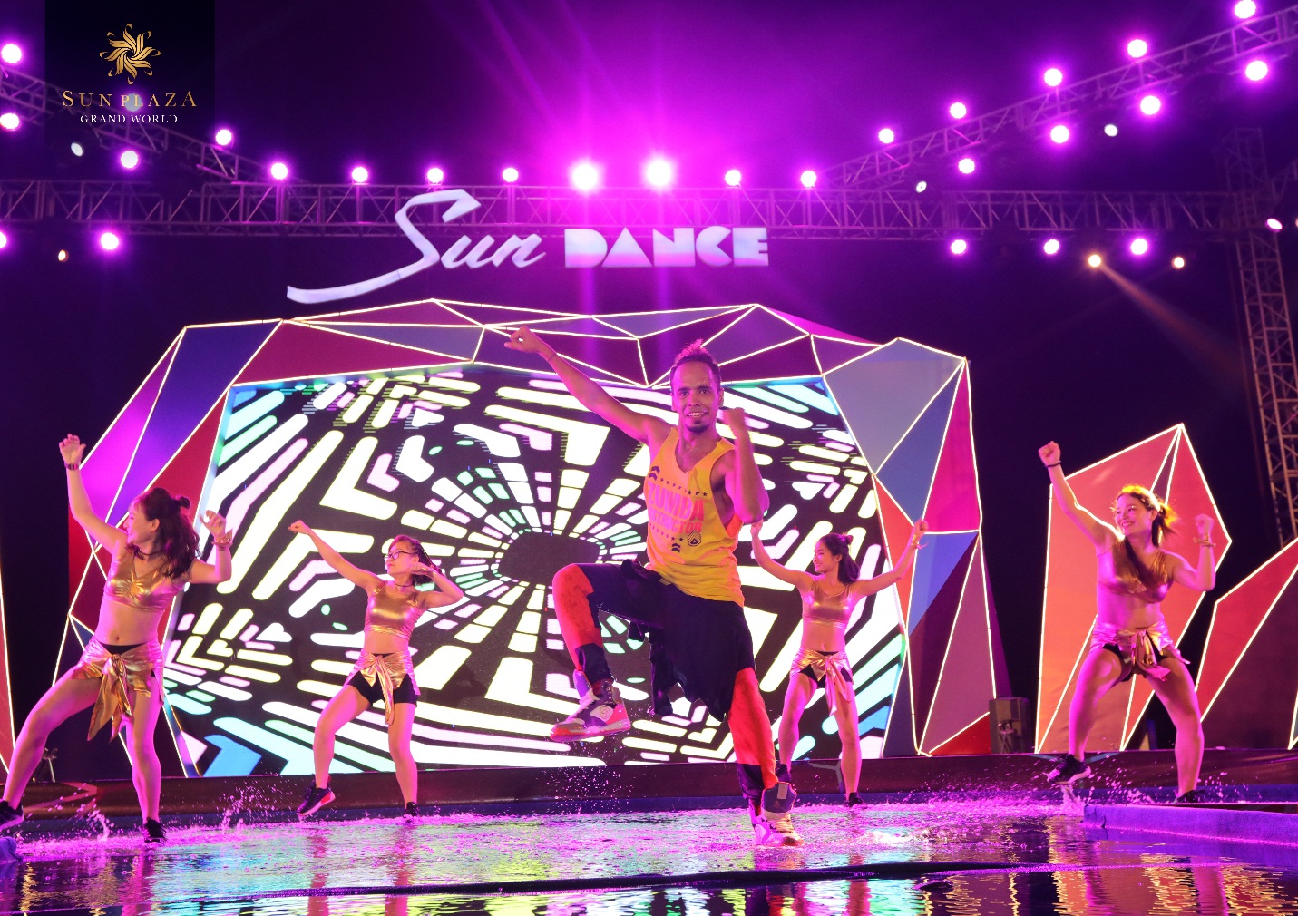 Sân khấu tiếp tục sôi động khi các đội nhảy tham gia Dance Cover Contest “xuất trận”. Âm nhạc cỡ lớn và những vũ điệu điêu luyện trên “sân khấu nước” độc đáo “đốt cháy” khán giả Hạ Long.