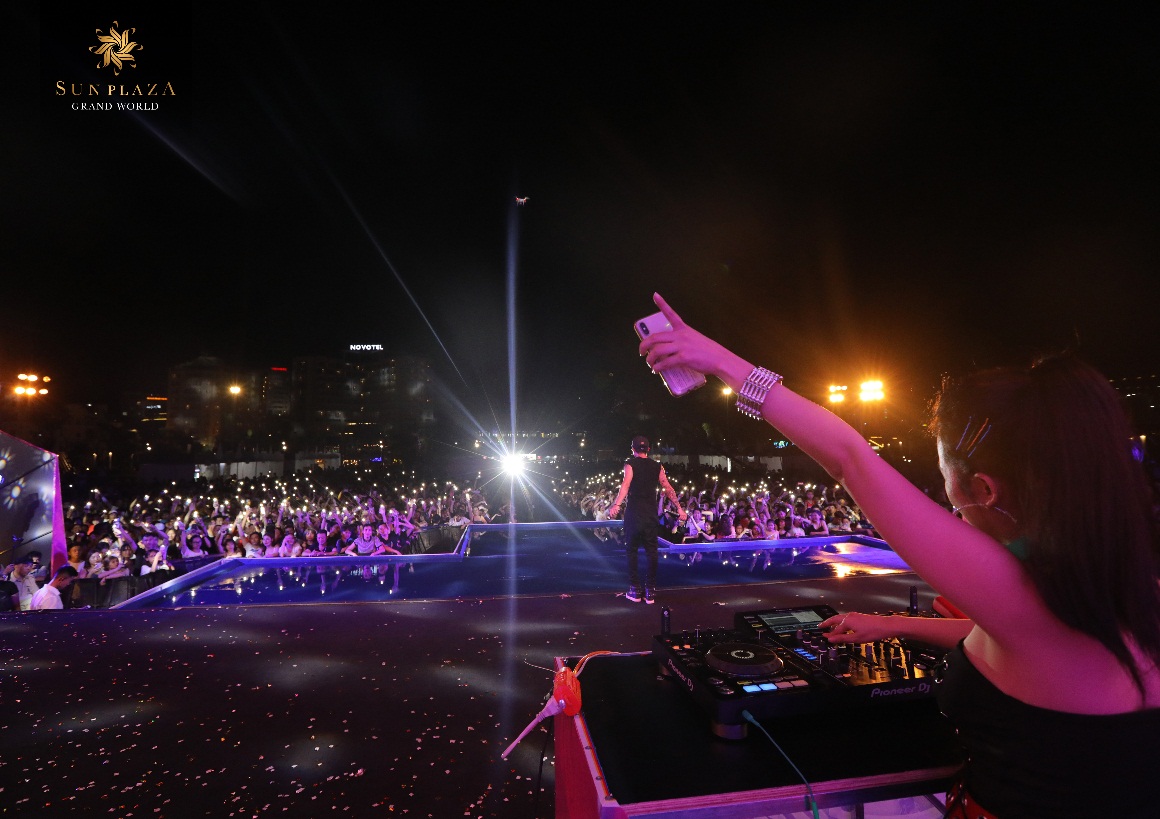 DJ Trang Moon đẩy sự phấn khích của hàng ngàn khán giả lên đỉnh điểm bằng những bản EDM “gây nghiện”