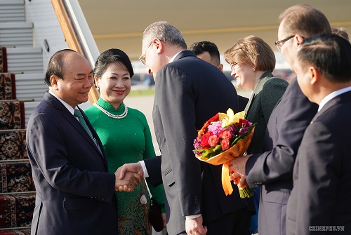 Lãnh đạo Bộ Ngoại giao Nga chào mừng Thủ tướng và Phu nhân. Ảnh: VGP/Quang Hiếu