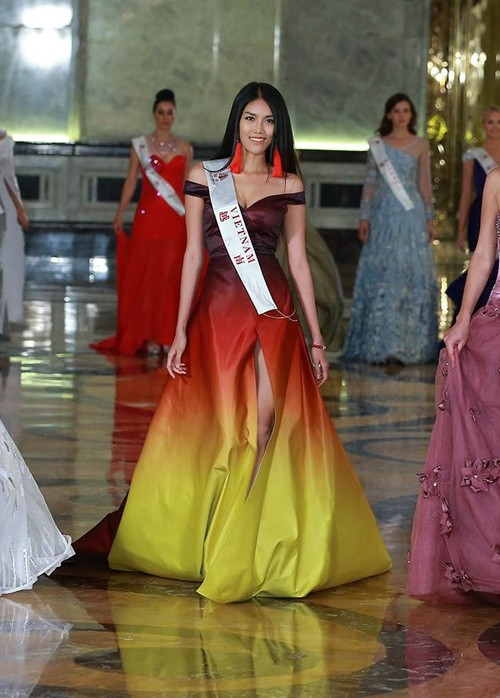 Chiếc váy của Lan Khuê ở Miss World đã mang về cho Lý Quí Khánh giải thưởng thiết kế xuất sắc nhất và giúp người đẹp lọt vào top 11 chung cuộc.
