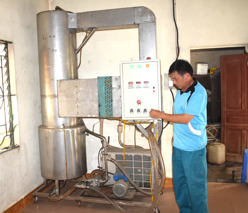 Ông Ngô là người đầu tiên của huyện Ba Chẽ đầu tư máy tách nước từ mật ong